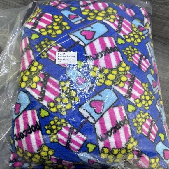 Popcorn and Drink Blanket Backpack 50” x 60” Movie Night Brand New - Picture 4 of 4